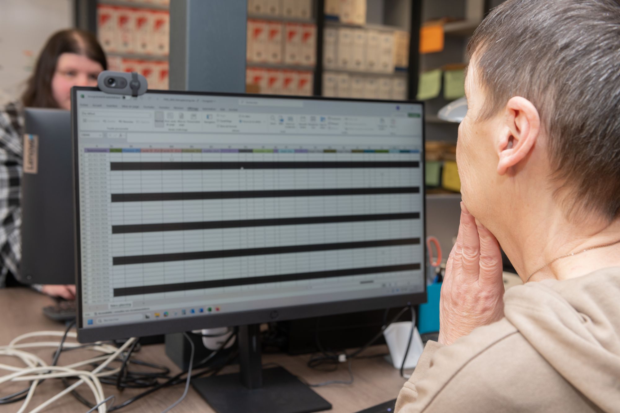 Marie-Christine THOMAS (en premier plan) et Margot THOMAS (en arrière-plan) travaillent sur leurs postes.